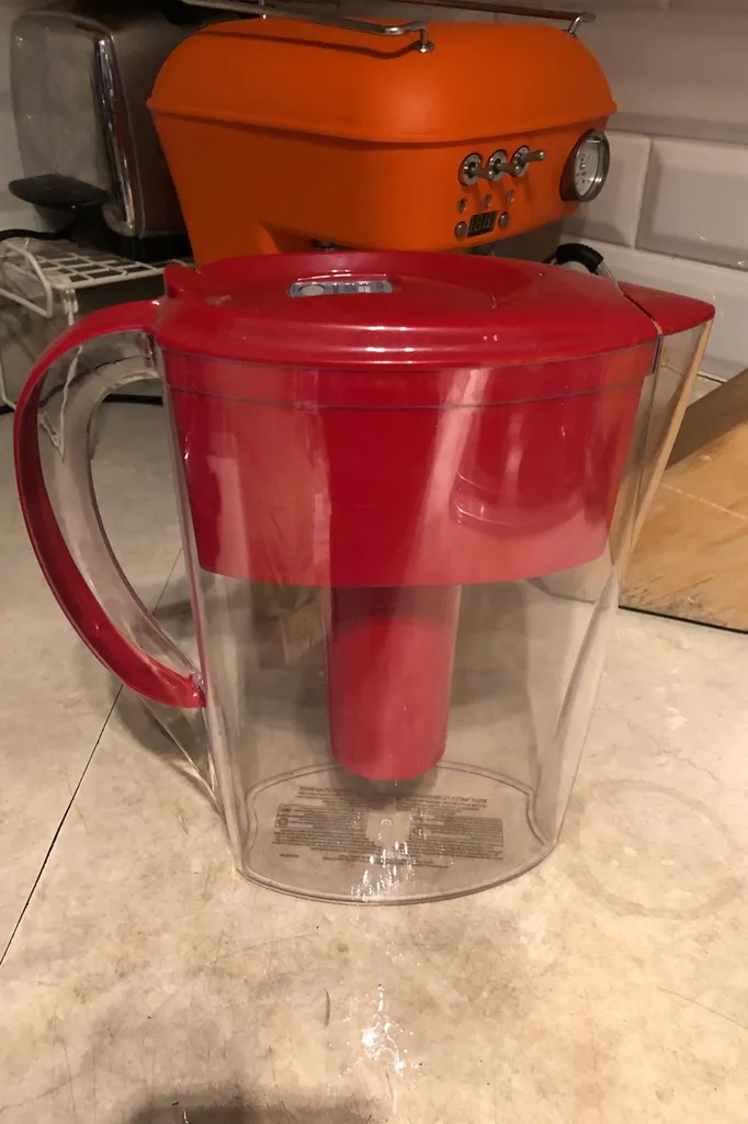 Britta water filter container photo 1