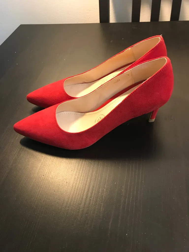 Red Pumps photo 1