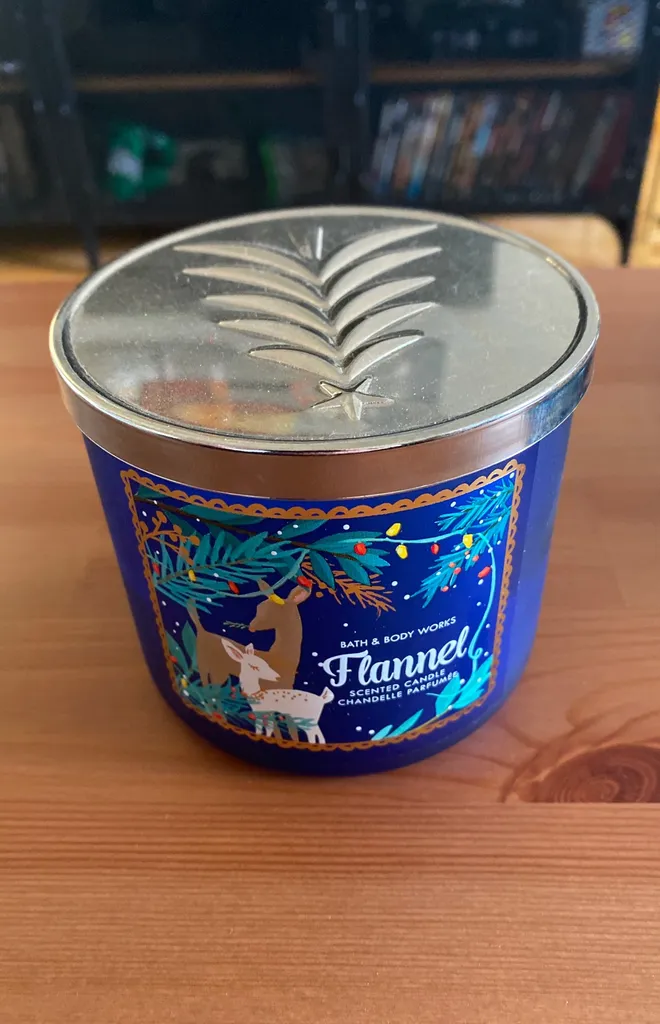 3 Wicks Bath And Body works Candle photo 1