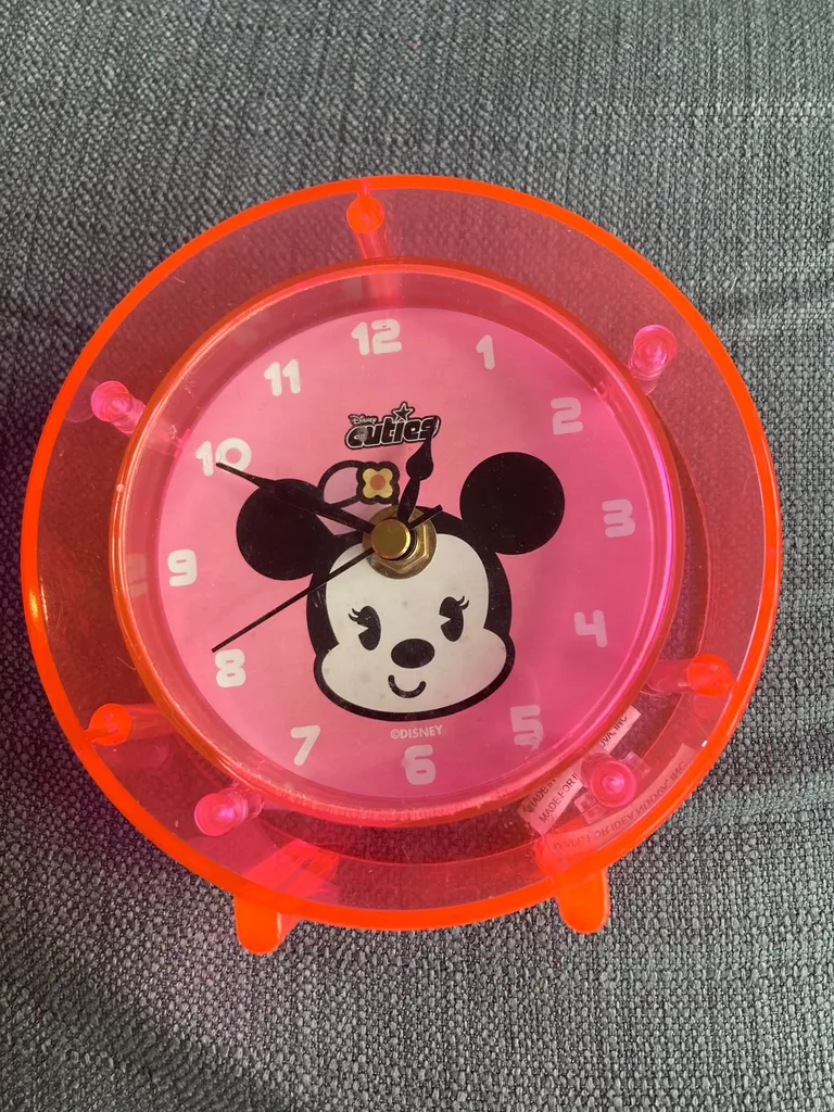 Minnie Mouse analog clock photo 1