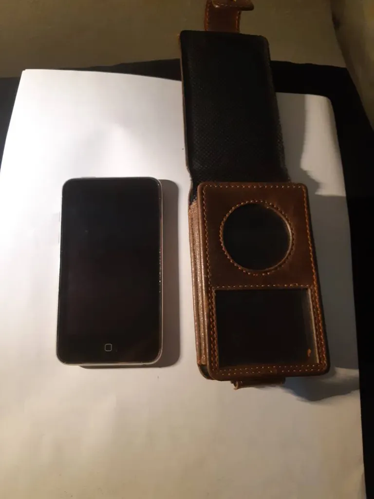 IPod Touch 32g And Case photo 1