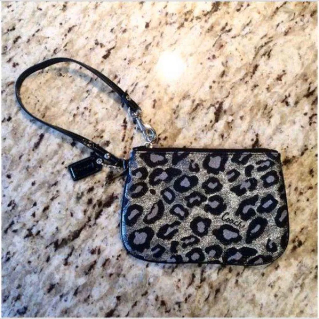 💗 Coach Wristlet photo 1
