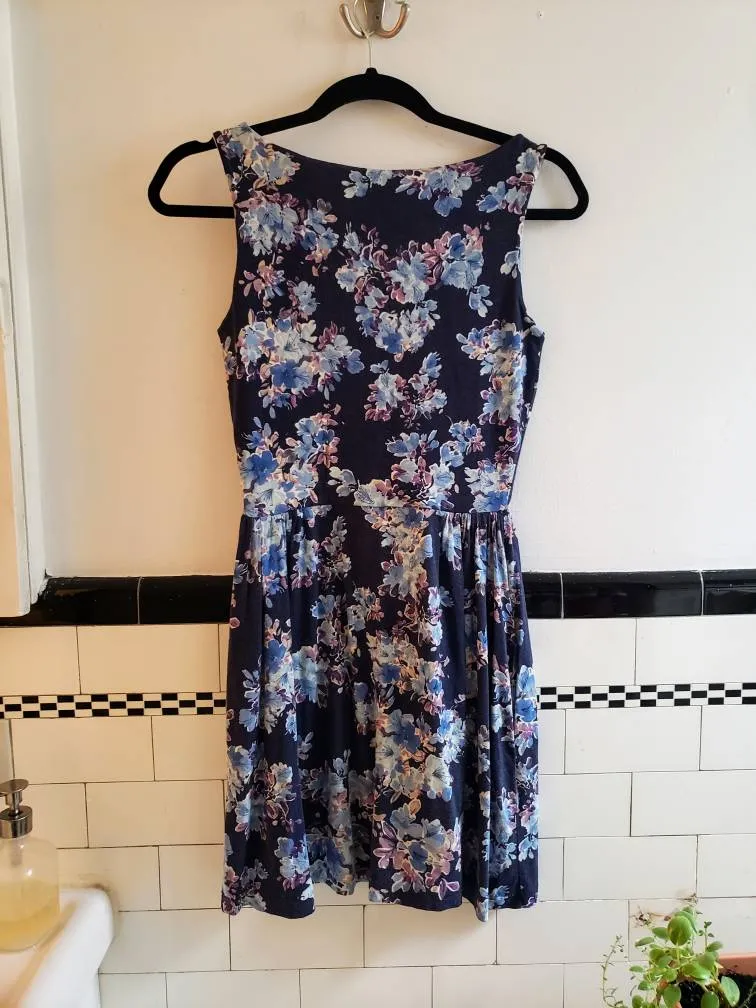 Stretchy floral dress photo 1