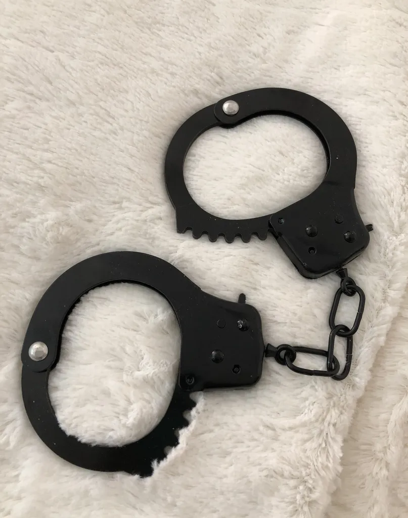 Play Handcuffs photo 1