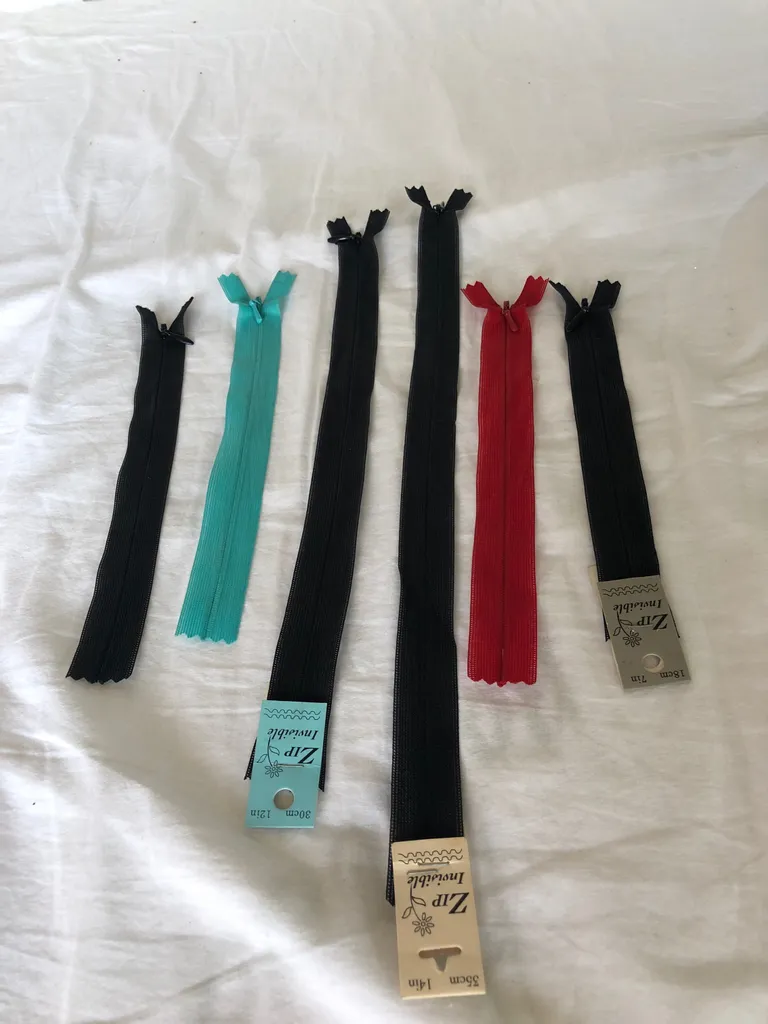 Assorted seamless zippers photo 1