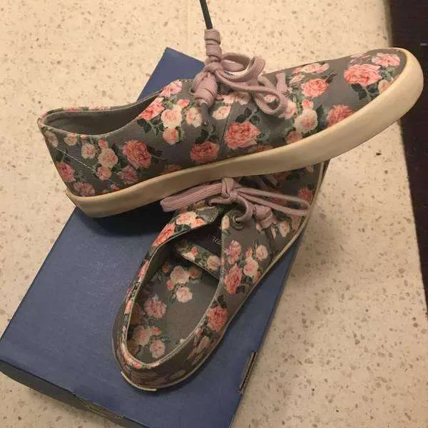 W8 Like New O'neill Canvas Shoes photo 1