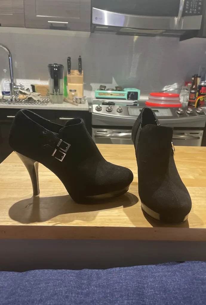 Size 7 Black bootie Heels photo 1