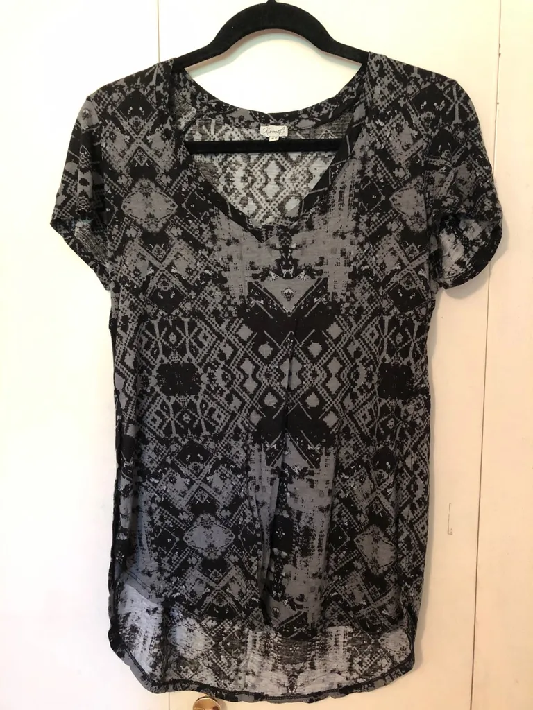 LIKE NEW Kismet Tee Size M photo 1
