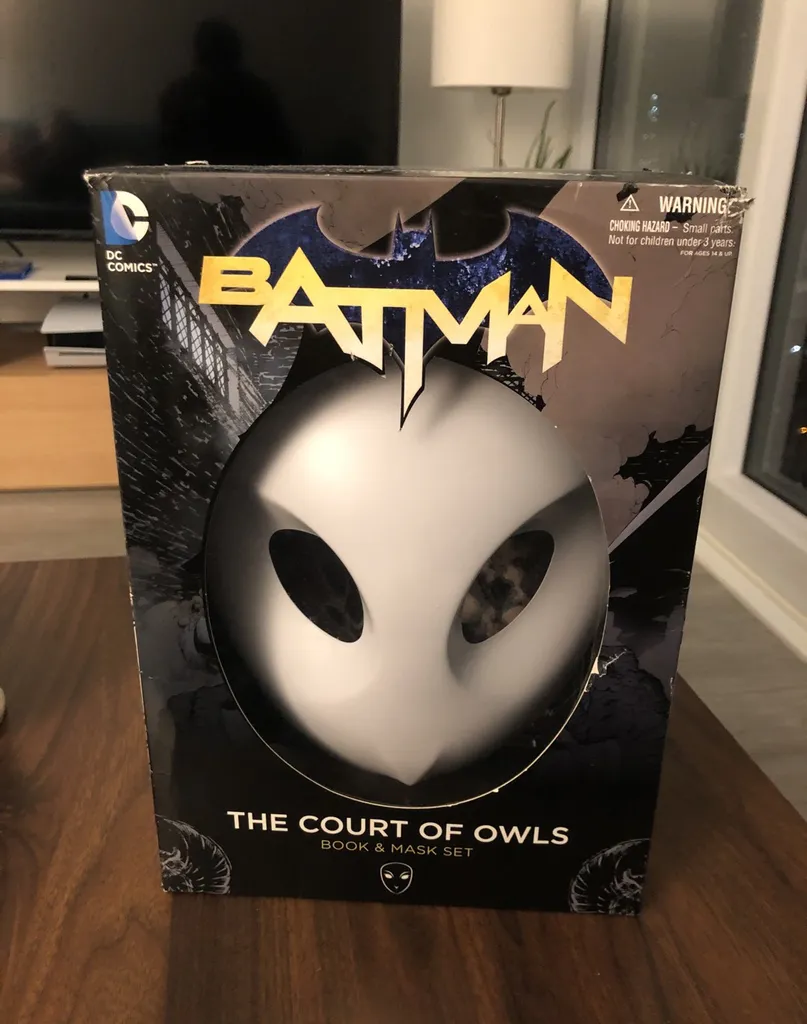 Batman The Court Of Owls Book And Mask Set photo 1