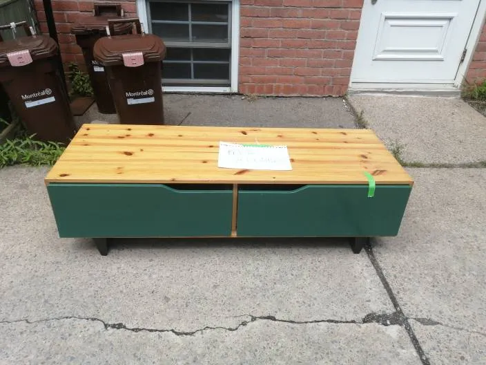 Curb Alert - TV Stand photo 1