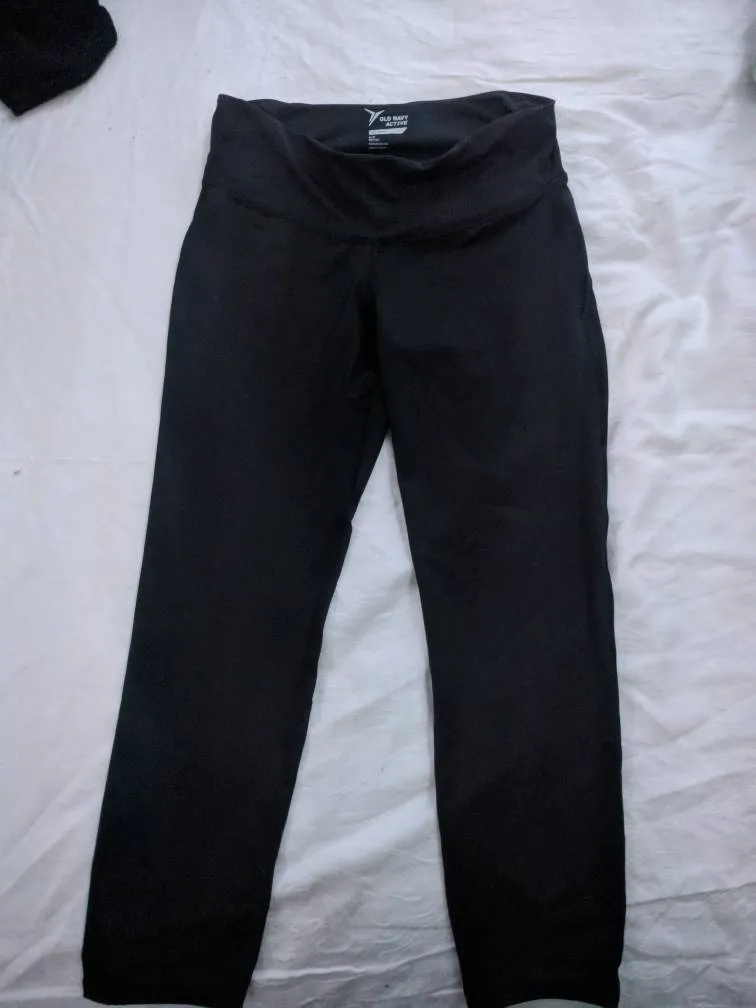 BN Old Navy 3/4 Length Yoga Pants Size Small photo 1