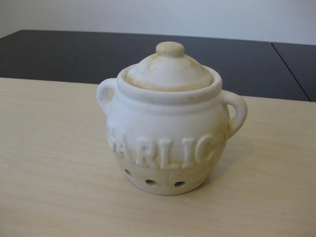 Clay garlic pot photo 1