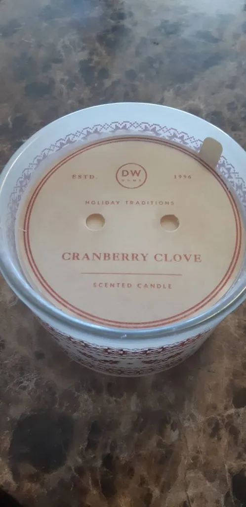 DW Holiday traditions Cranberry Clove Scented Candle photo 1