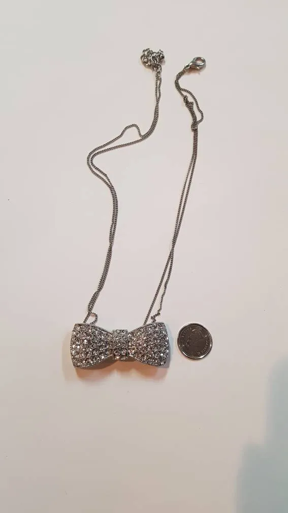 Bowtie Silver Diamond Necklace - Collier En Forme De Noeud Pa... photo 1