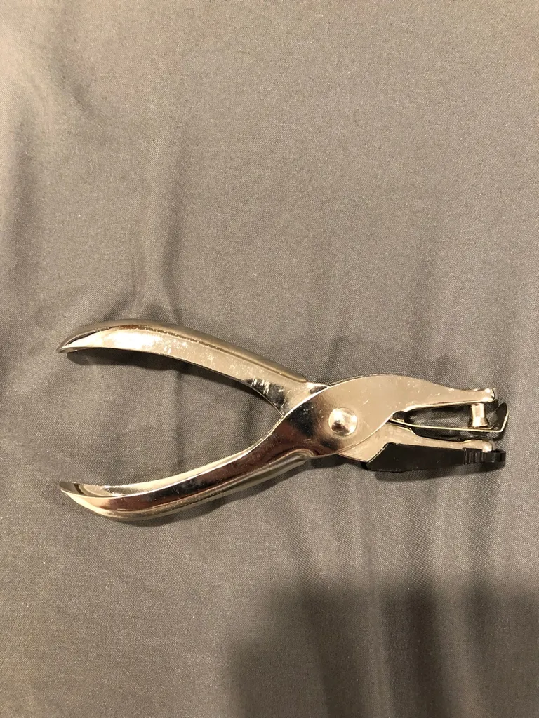 Hole Puncher photo 1