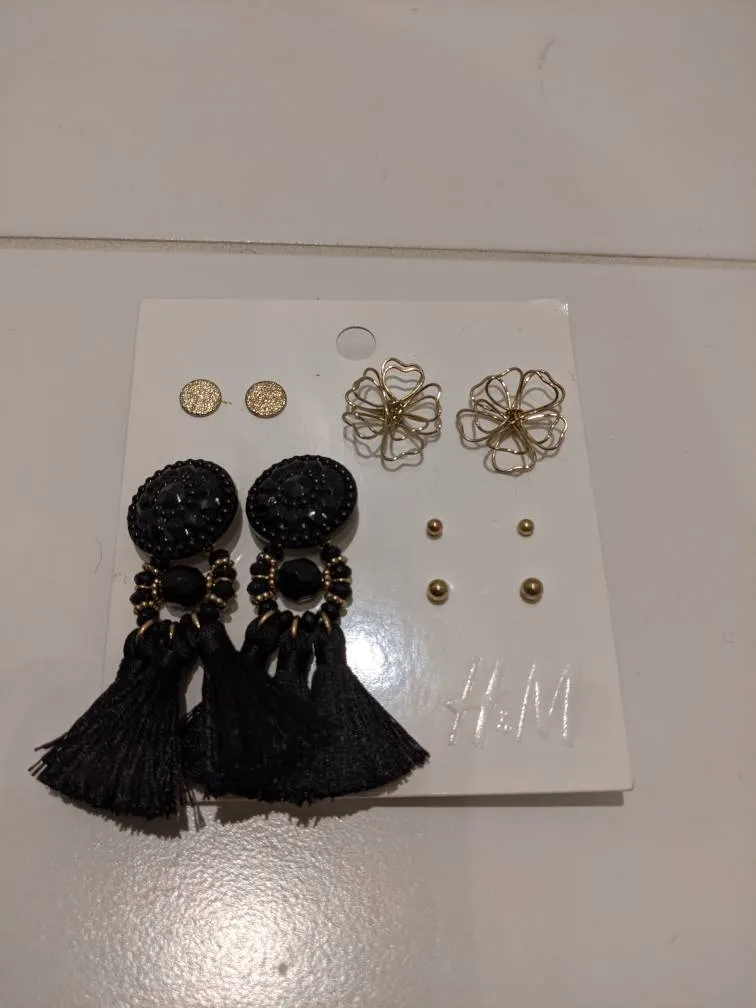 4 Pairs Of Earings photo 1