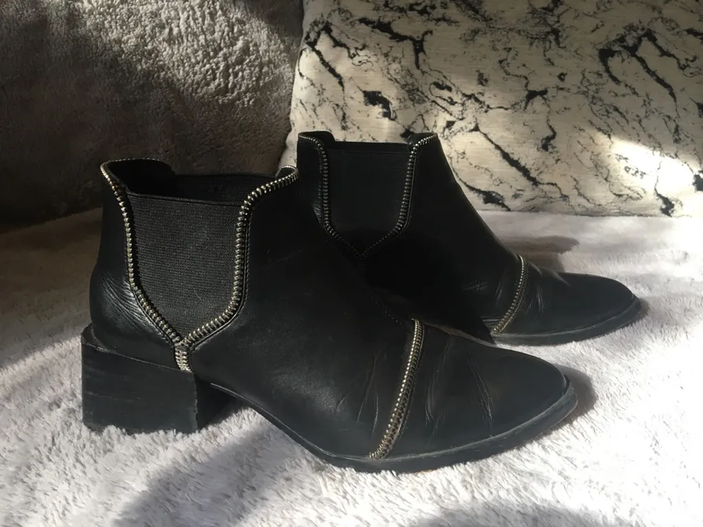 Senso Black Leather Heeled Boots With Silver Zipper Detail photo 1