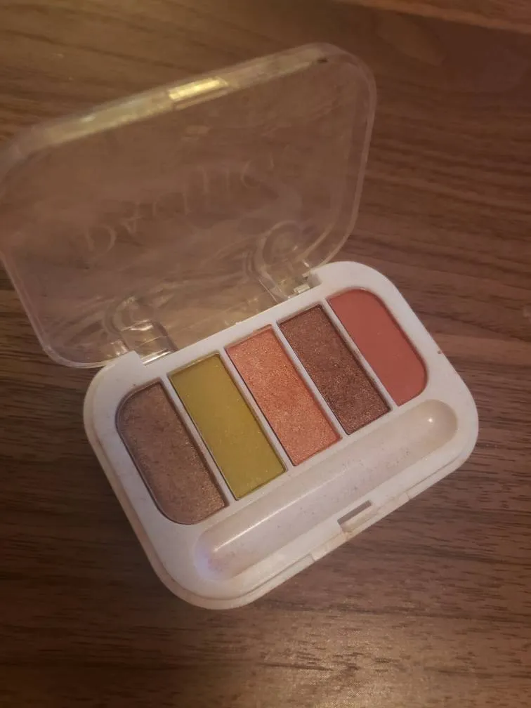 Barely Used Eyeshadow photo 1