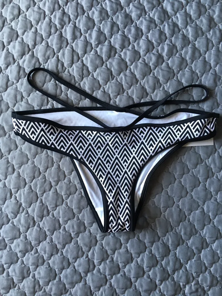 NEW Sz M Swimsuit Bottom photo 1