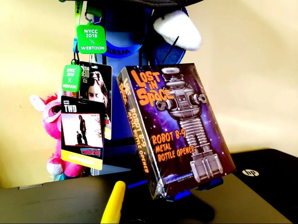 Robot   bottle opener  BNIB photo 1