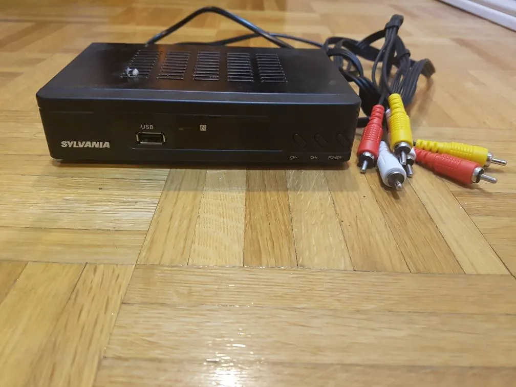 Sylvania SPAT102 Digital Converter Box photo 1