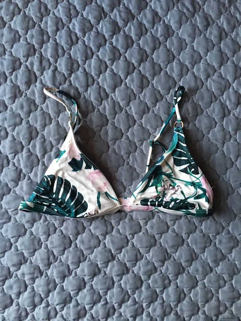 Sz M Swimsuit Top photo 1