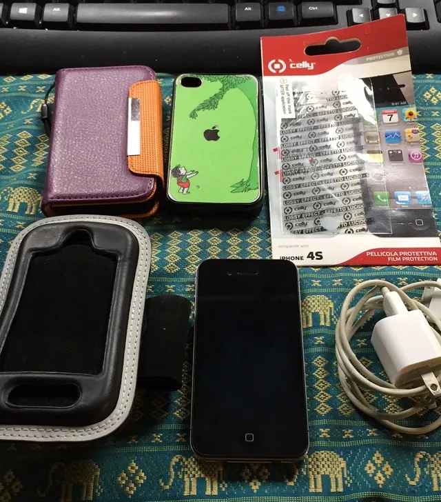 iPhone 4 With Accessories photo 1