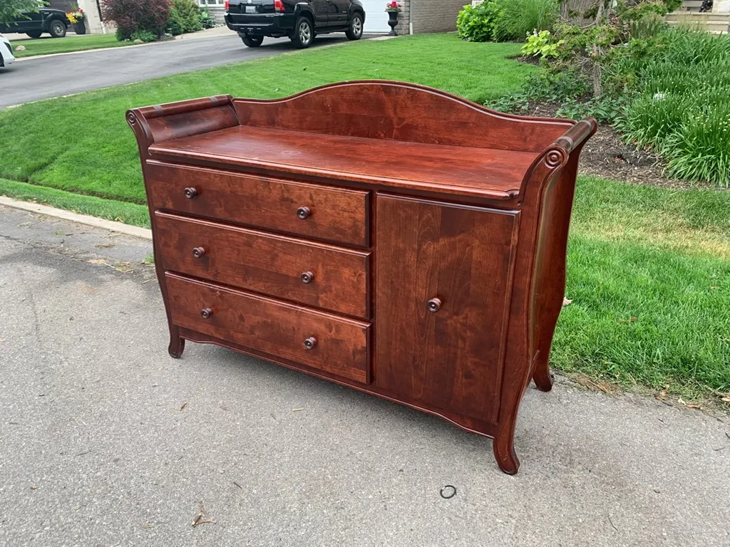 Curb alert : Dresser (free) photo 1