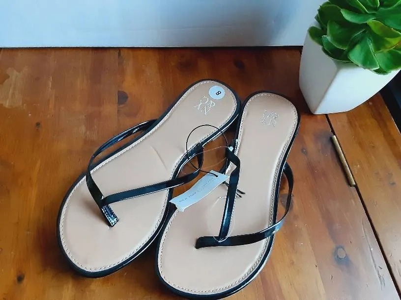 NWT Thong Sandals - Sz 8 photo 1