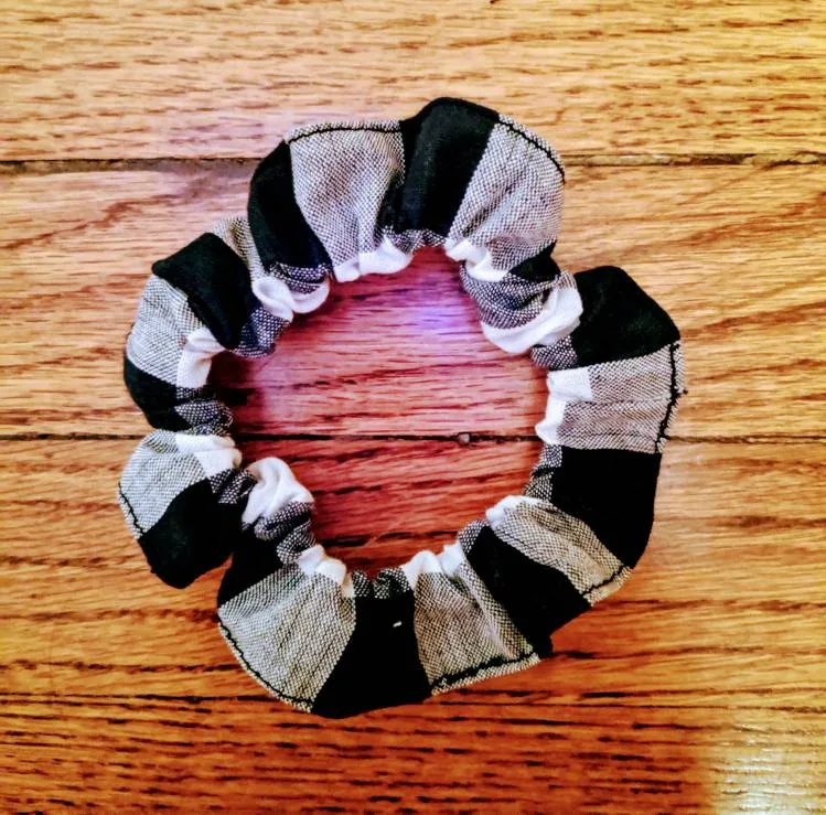 Another Classic Checks Scrunchie photo 1