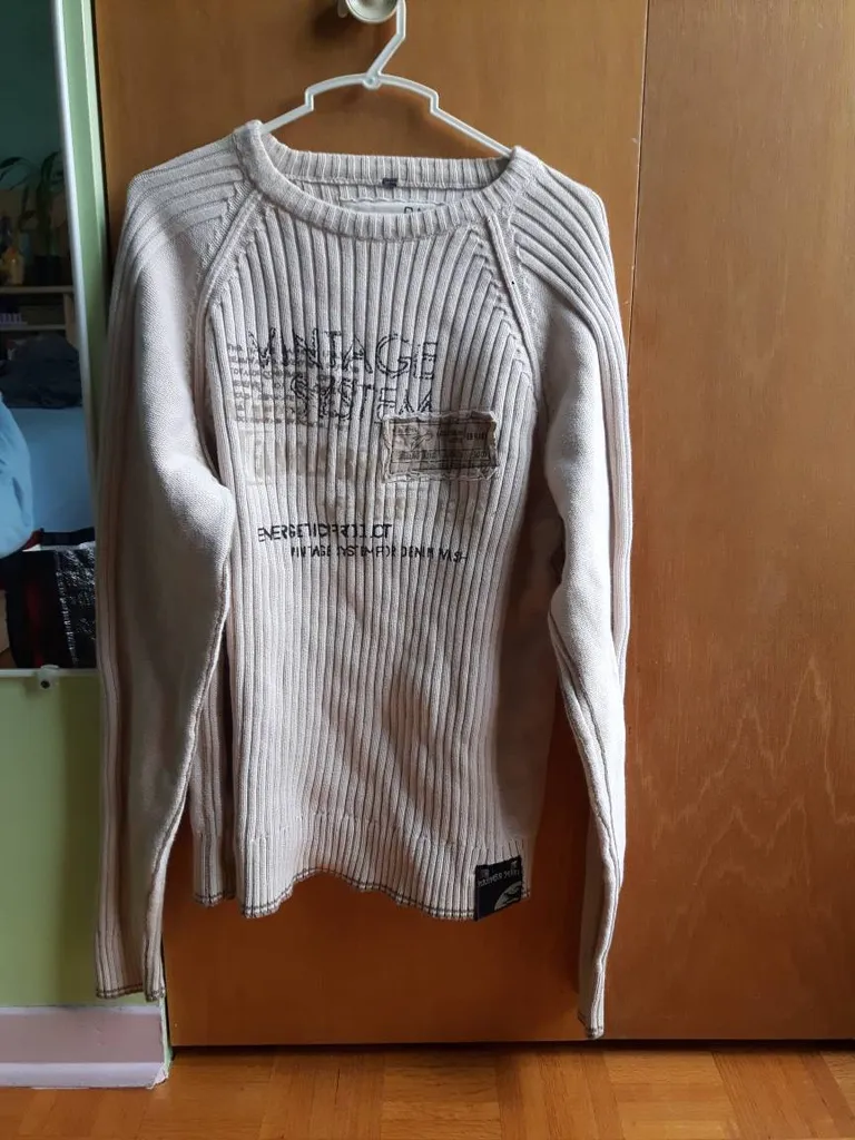 Beige sweater photo 1