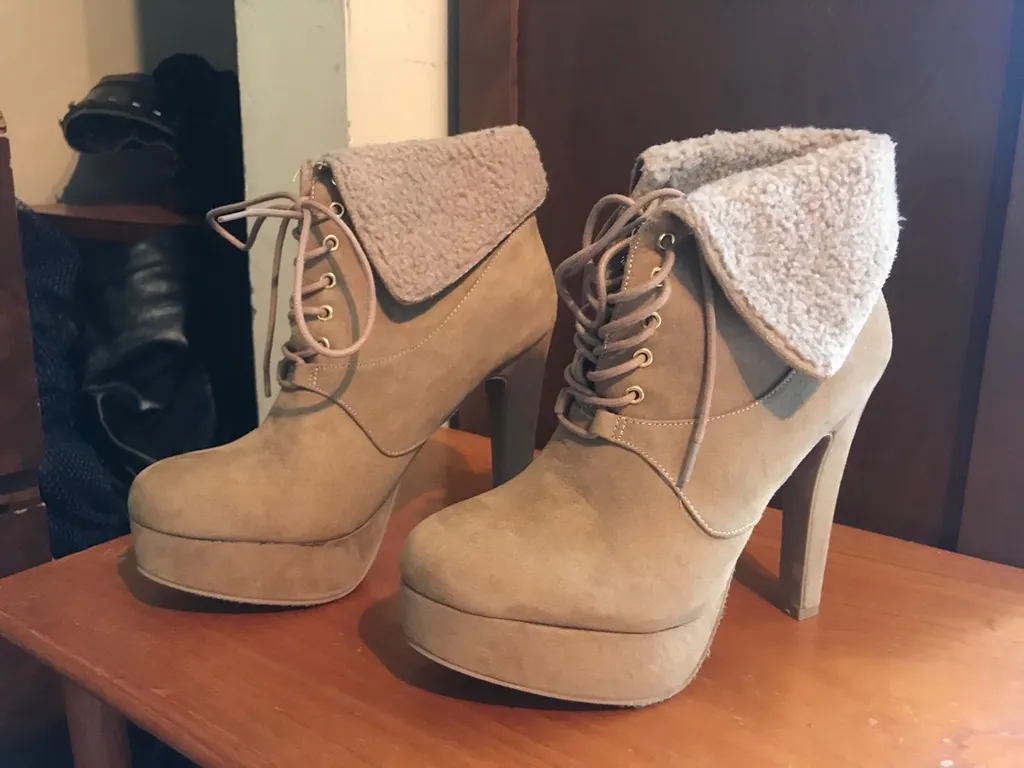 New Sz 7.5 Booties Platform Fake Suede Beige photo 1