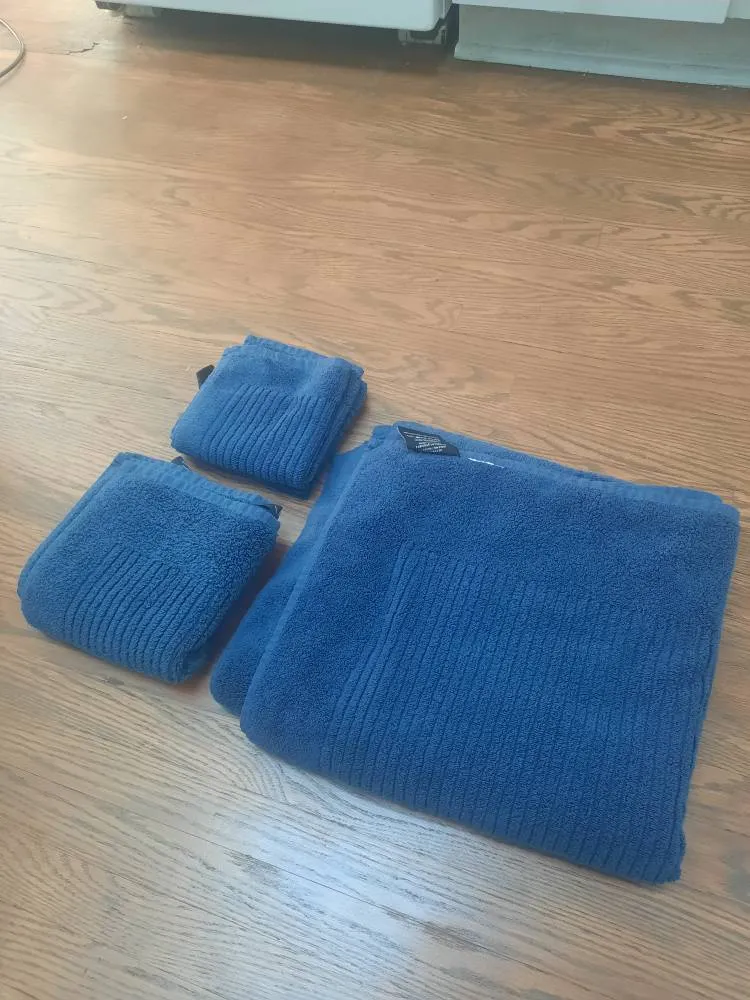 Towel, Hand Towel And Wash Cloths (x2) photo 1