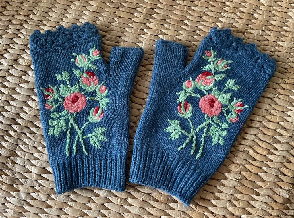 Sz Small Fingerless Knit Gloves photo 1
