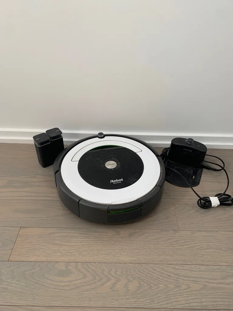 iRobot Roomba 695 Wi-Fi Connected Robot Vacuum photo 1