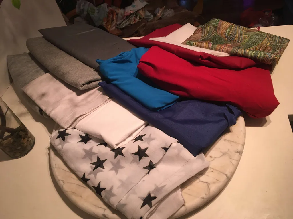 Various quality fabrics, decent dimensions. photo 1