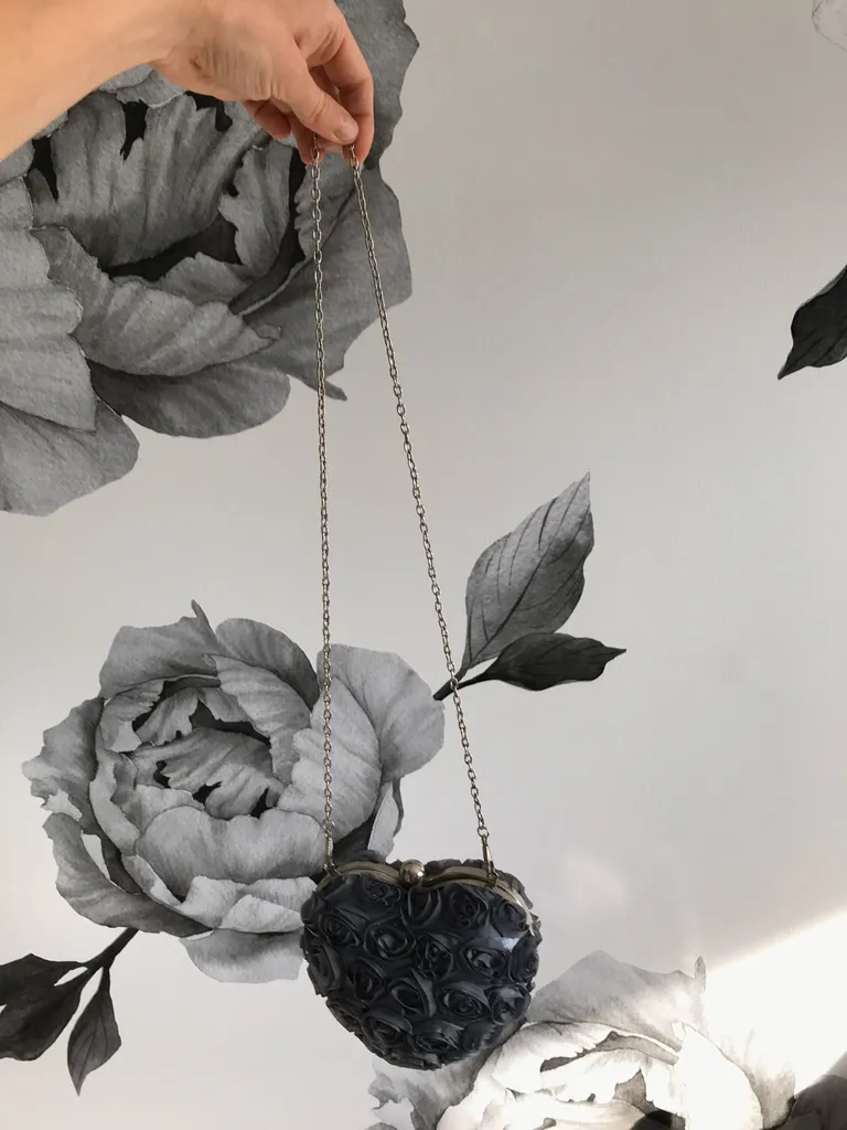 Sweet little grey heart-shaped clasp purse with rose detailing photo 1