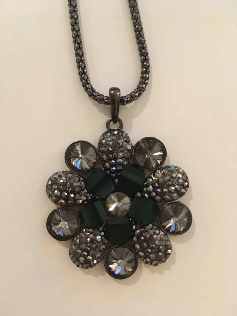 Black and Teal Flower Necklace photo 1