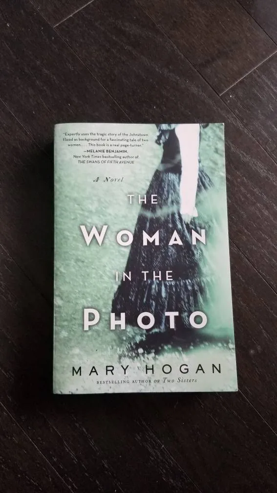 Book - The woman in the photo photo 1