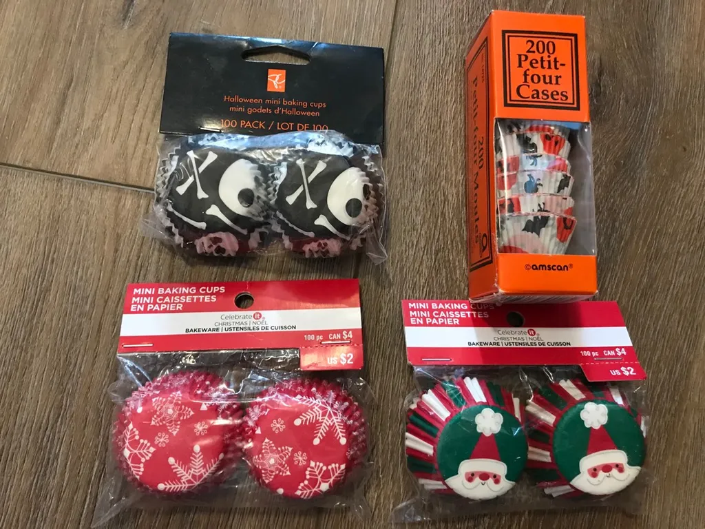 500 Mini Baking Cups/Muffin Liners photo 1