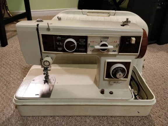 Fleetwood Model 5400 Sewing Machine photo 1