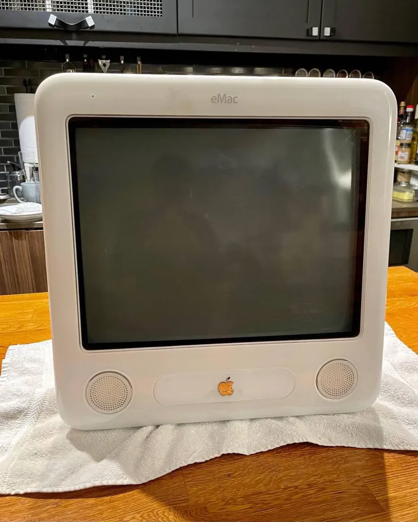 Apple 17” eMac, EMC 2057 (Q86J) - For Parts photo 1