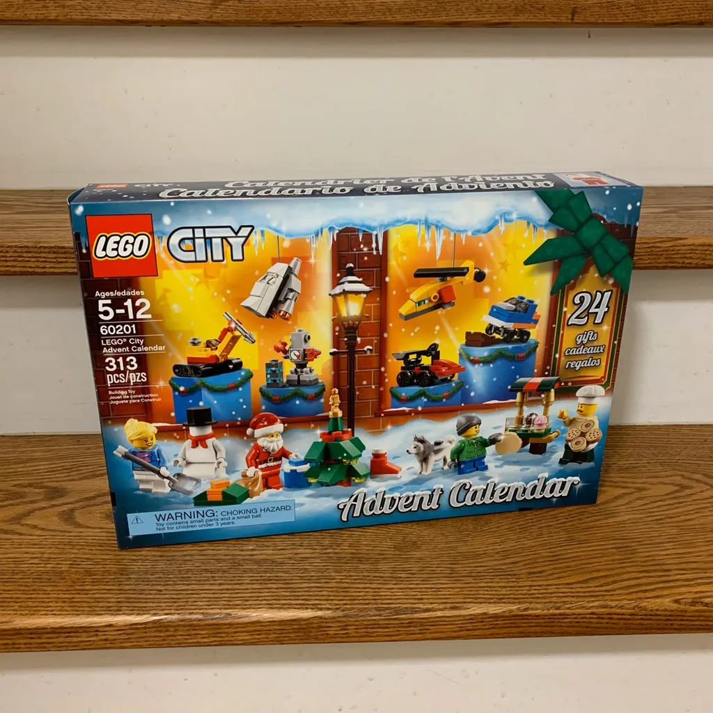 New New Lego City Calendar #60201 Christmas Countdown. photo 1