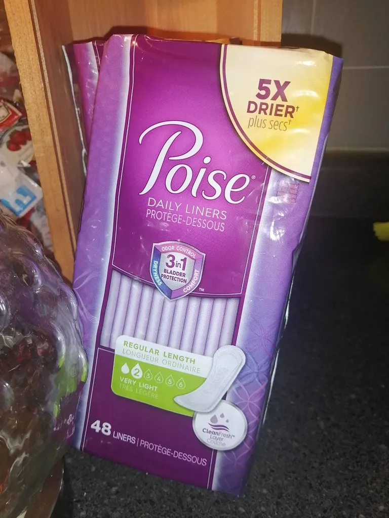 🌺 Poise Daily Liners photo 1