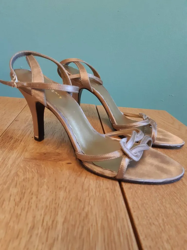 High heels sandals 61/2 photo 1