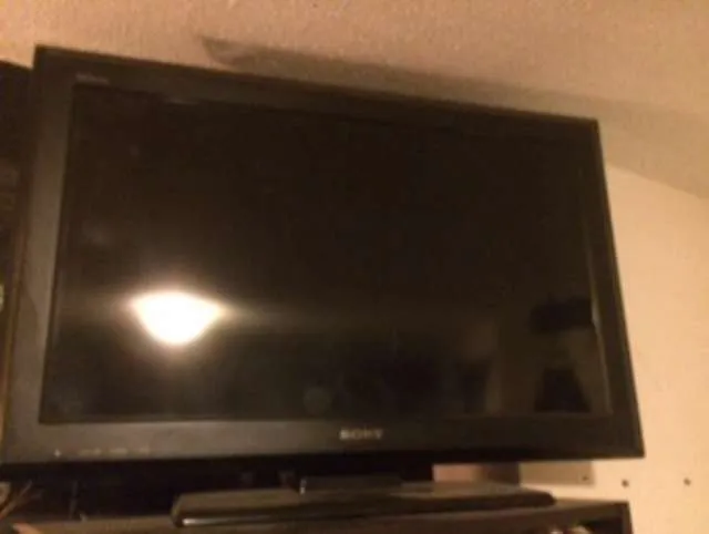 32 Inch Sony Flatscreen Tv photo 1