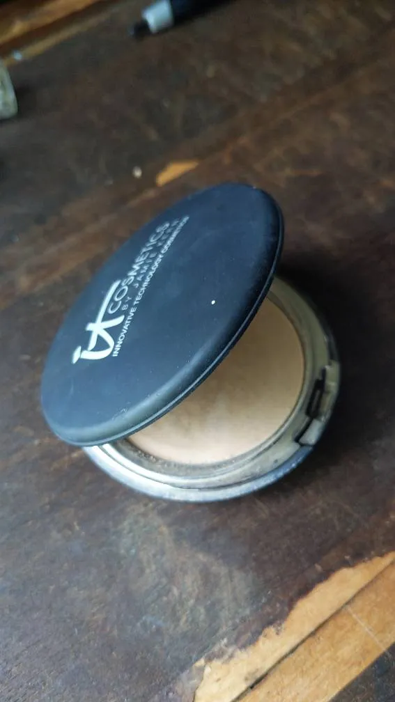 IT cosmetics Powder Foundation photo 1
