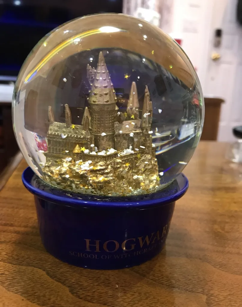 Harry Potter Hogwarts snowglobe photo 1