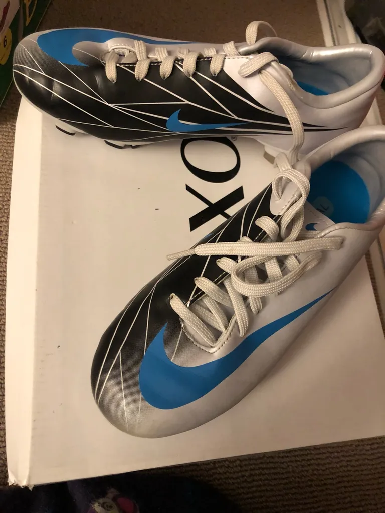 Size 6-7 Soccer Shoes photo 1