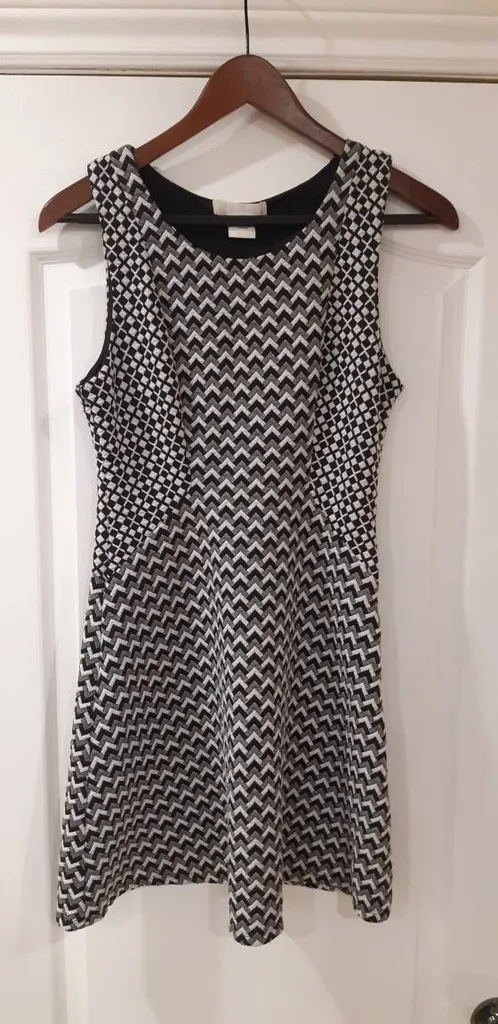 Flattering Dress! Mid Thigh Length. Sz Small photo 1